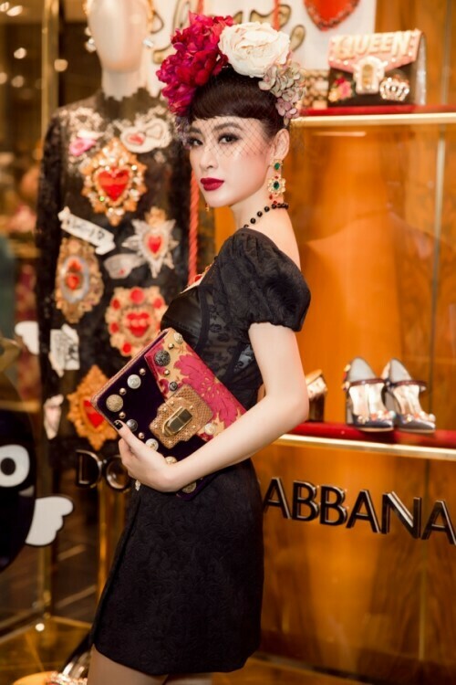 Angela Phương Trinh dẫn đầu xu hướng trang điểm cổ điển, á hậu Thuỳ Dung bị chê già trước tuổi