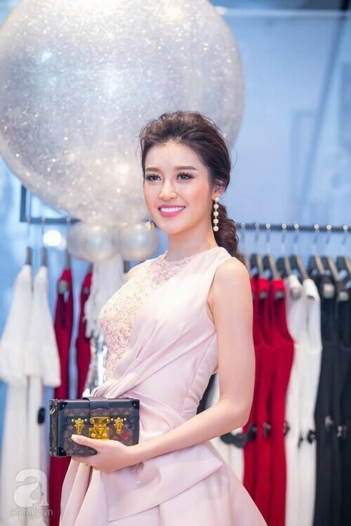 Bốt Balenciaga lọt ‘bảng phong thần’ 5 phụ kiện hot dễ khiến mỹ nhân Việt ‘điêu đứng’