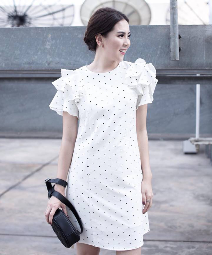 Đầm suông chấm bi tay bèo màu trắng