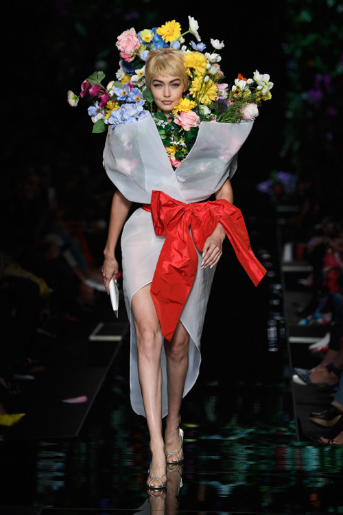 Đạo thiết kế của Moschino, Tiêu Châu Như Quỳnh bị tín đồ Việt gọi là ‘Bó hoa kém sắc di động’