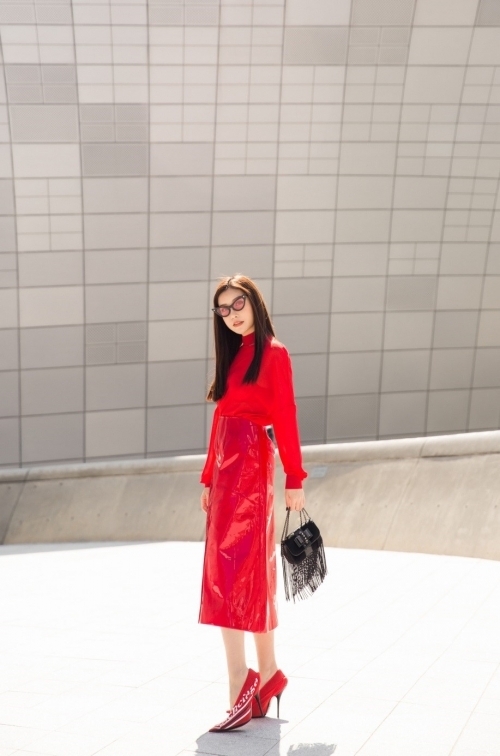 Hoa hậu Lam Cúc nổi bật sắc đỏ trong ngày đầu Seoul Fashion Week