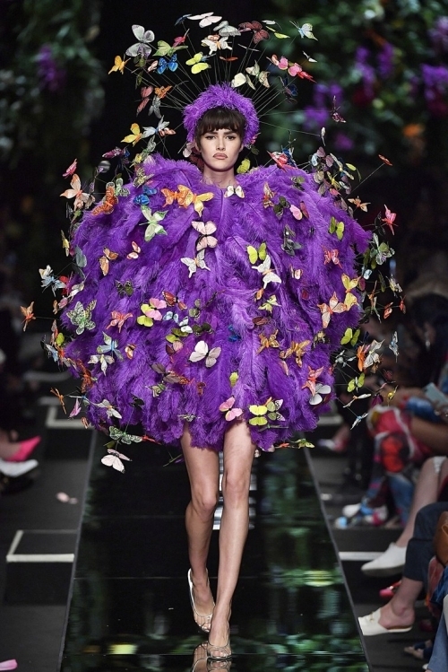 Moschino lại khiến dân tình ‘đảo điên’ vì chiếc váy được làm từ túi giặt là có giá sốc