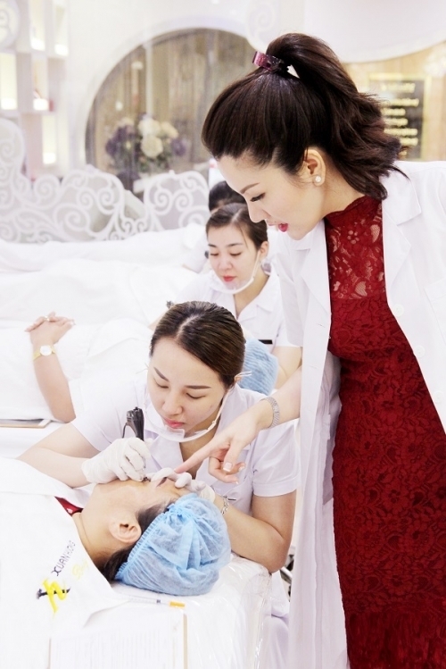 ‘Bà hoàng sắc đẹp’ nuôi ước vọng ‘hóa thiên nga’ cho mọi cô gái Việt