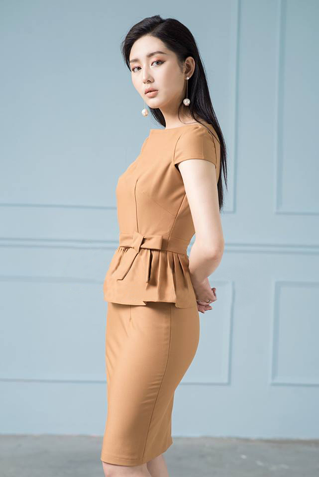 Đầm công sở cổ v peplum màu be đậm