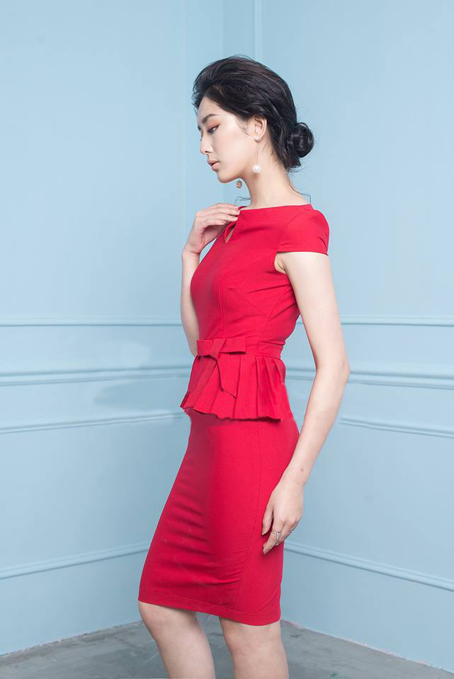 Đầm công sở cổ v peplum màu đỏ