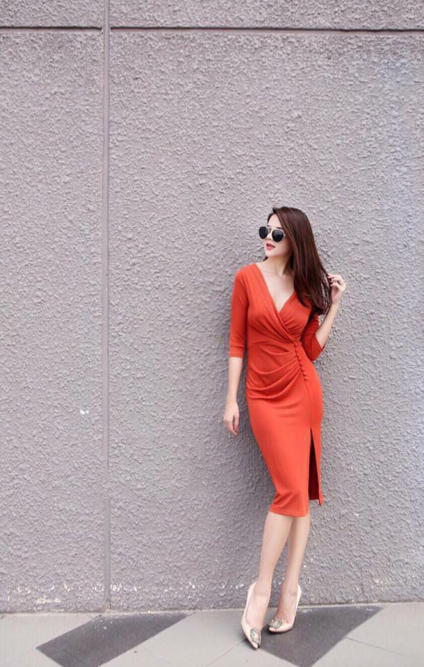 Đầm ôm tay lỡ đính nút bọc xẻ đùi màu cam gợi cảm