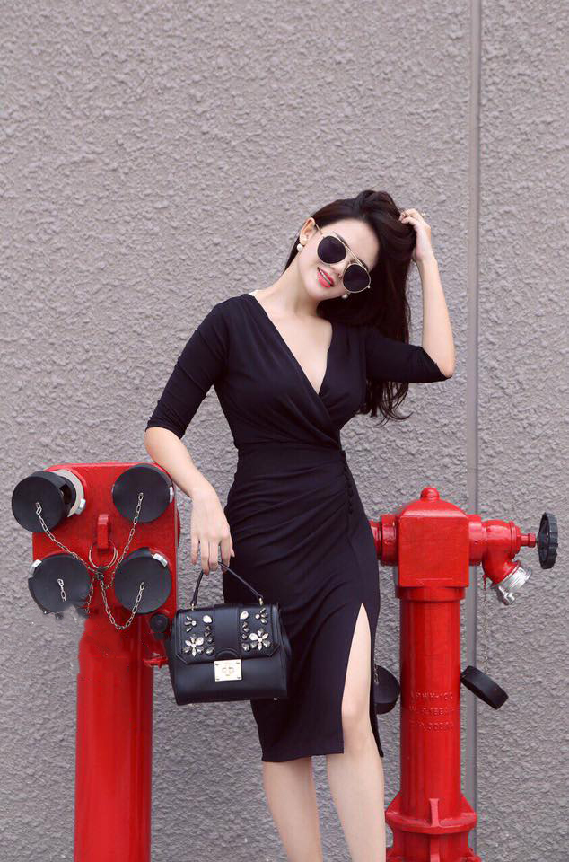 Đầm ôm tay lỡ đính nút xẻ tà màu đen sang trọng