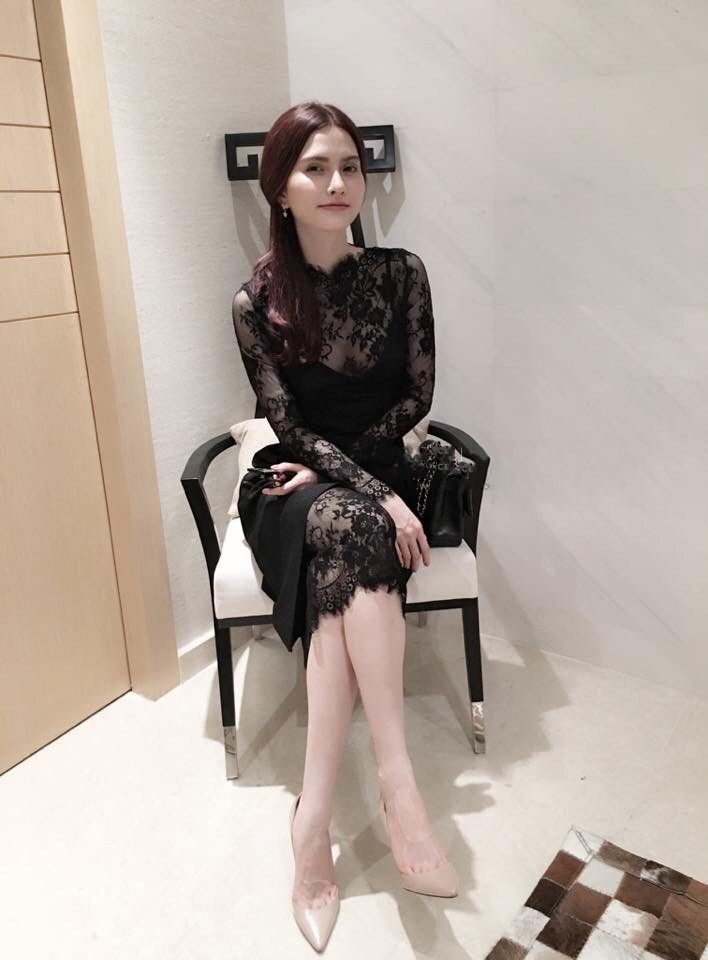 Đầm ren tay dài phối tà đắp màu đen