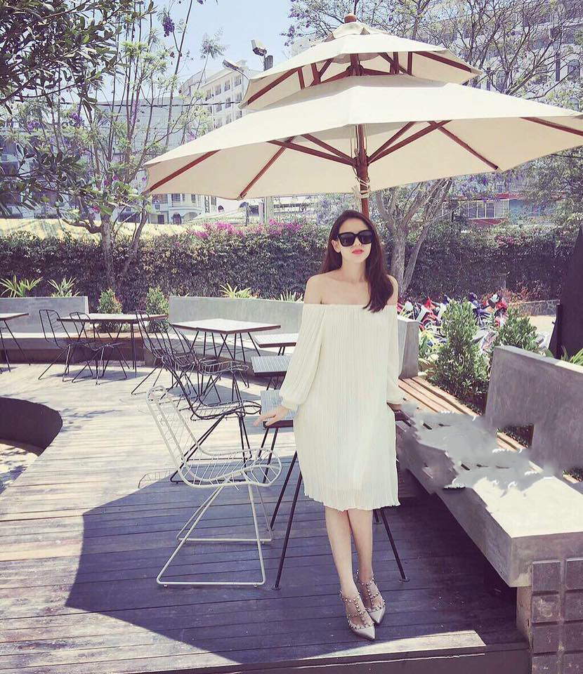 Đầm voan trễ vai tay dài dập ly màu trắng cao cấp