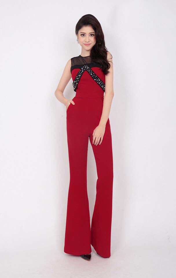 Jumpsuit ống rộng phối lưới và viền dây đá màu đỏ sang trọng