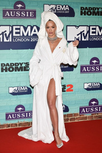 MTV EMA 2017: Rita Ora gây sốc khi quấn khăn, mặc áo tắm tạo dáng trên thảm đỏ
