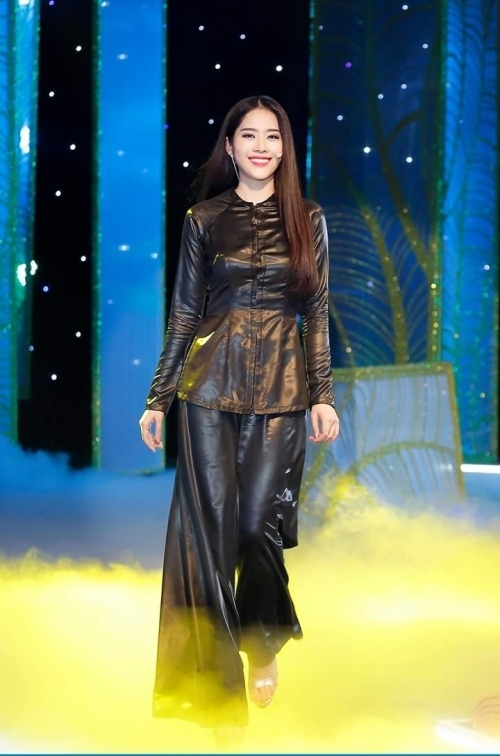 Nam Em hát ‘Dạ cổ hoài lang’, Trương Thị May dâng hoa sen trên sàn catwalk