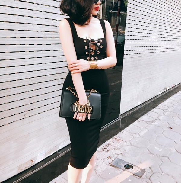 Set áo crop-top mắt cáo và chân váy bút chì