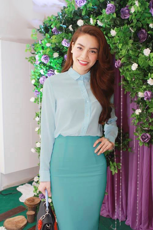 Set áo sơ mi chân váy bút chì màu xanh giống hồ ngọc hà