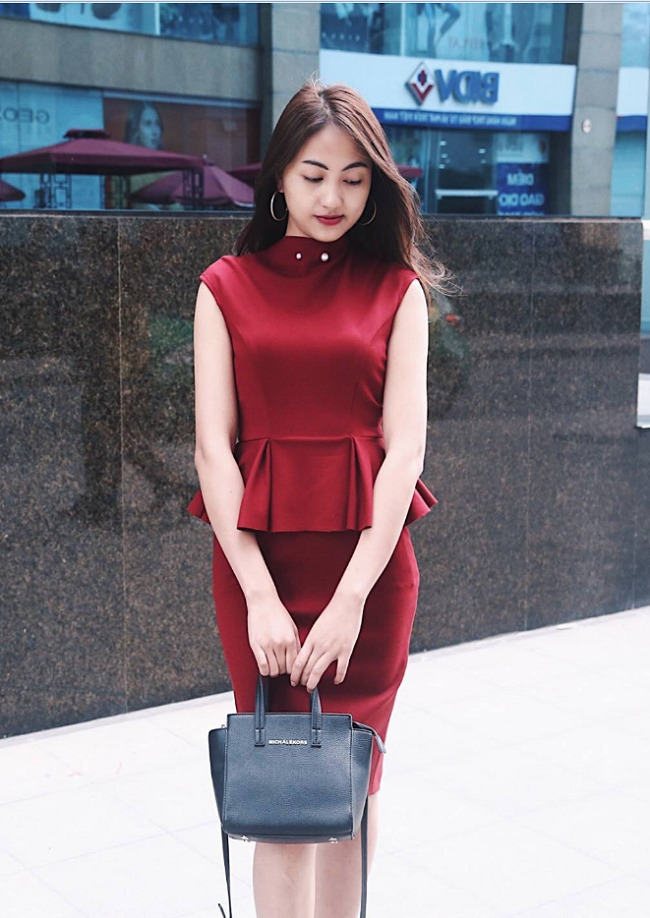 Set công sở áo peplum, chân váy bút chì kèm trâm