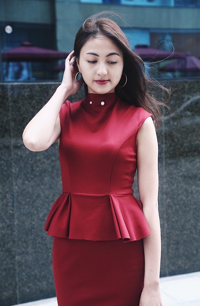 Set công sở áo peplum, chân váy bút chì kèm trâm