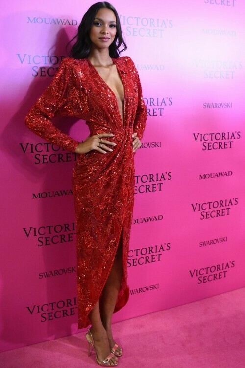 Thiên thần Victoria’s Secret ‘đua nhau’ khoe hình thể gợi cảm dự tiệc sau show diễn